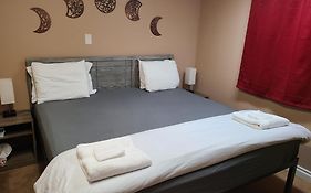Cozy Home With Comfortable Beds And Fully Equipped Kitchen 15 Mins Drive From Airport, Downtown, Sait And U Of C And 80 Min Drive To Banff