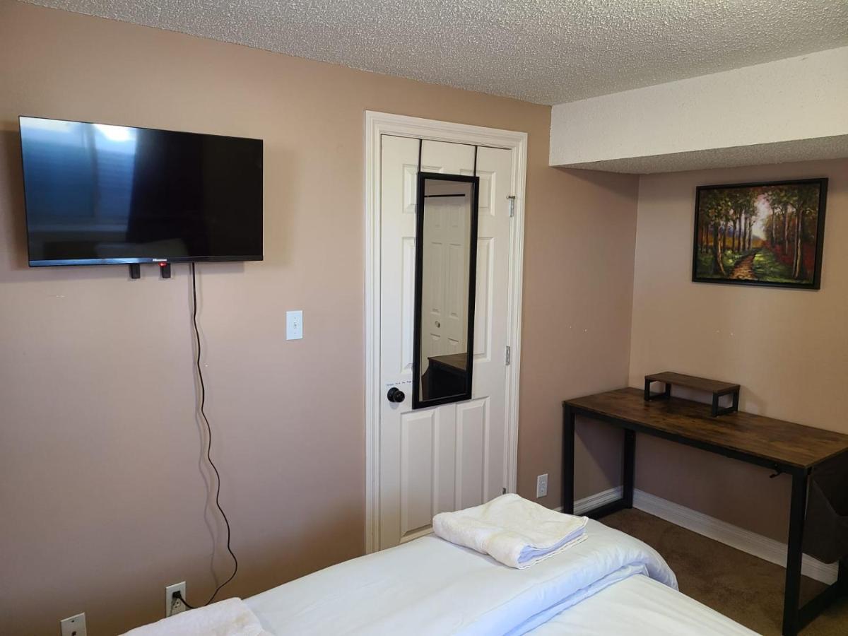 Cozy Home With Comfortable Beds And Fully Equipped Kitchen 15 Mins Drive From Airport, Downtown, Sait And U Of C And 80 Min Drive To Banff Calgary Exterior photo