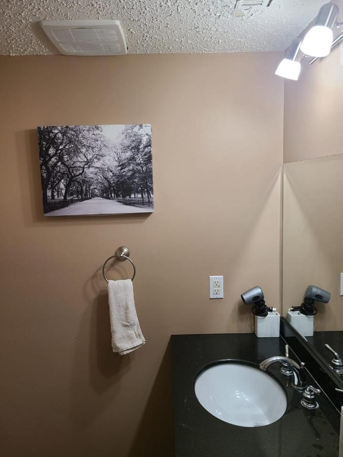 Cozy Home With Comfortable Beds And Fully Equipped Kitchen 15 Mins Drive From Airport, Downtown, Sait And U Of C And 80 Min Drive To Banff Calgary Exterior photo