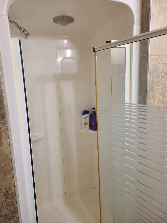 Cozy Home With Comfortable Beds And Fully Equipped Kitchen 15 Mins Drive From Airport, Downtown, Sait And U Of C And 80 Min Drive To Banff Calgary Exterior photo